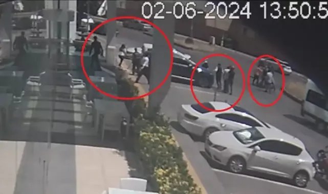 Süs havuzundaki paraları almaya çalışan kağıt toplayıcılarını uyaran otel çalışanlarına darp