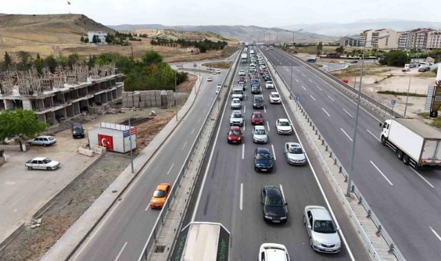Tatilciler yollara akın etti