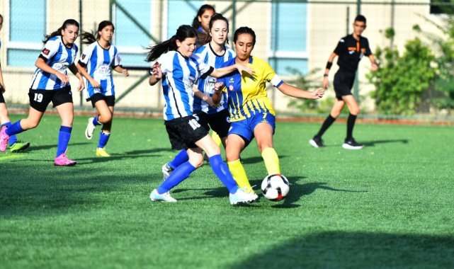 U13-U15 Kız Futbol Ligi'nde ilk düdük çaldı