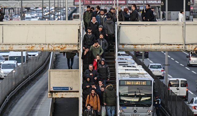 Yenibosna Metrobüs İstasyonu Yaya Üst Geçidinde yenileme çalışması başladı