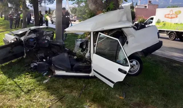 Ağaca çarpan otomobil ikiye bölündü: 1 ölü, 1 yaralı