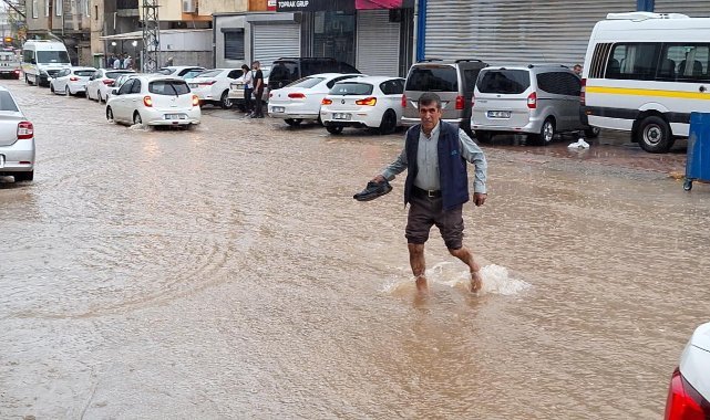 Ağaçlar devrildi, yollar göle döndü