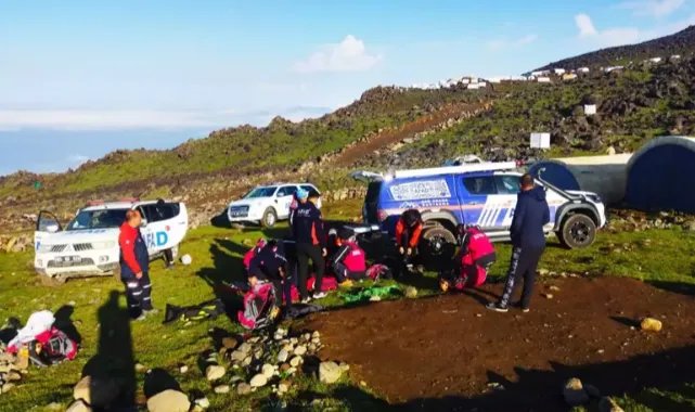 Ağrı Dağı'nda kaybolan 1'i kadın 2 dağcı aranıyor