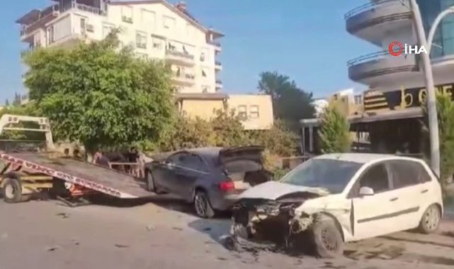 Antalya’da aracın motorunu yerinden fırlatan kaza