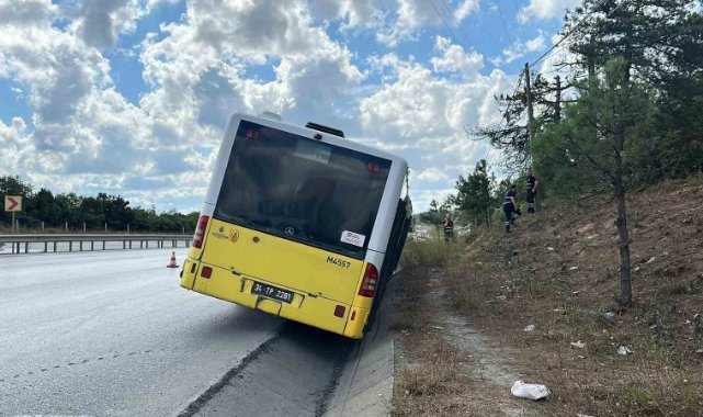 Arnavutköy’de İETT otobüsü su gideri kanalına düştü, faciadan kıl payı dönüldü