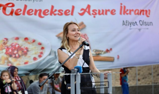 Aşure bereketi Konak’ta paylaşıldı