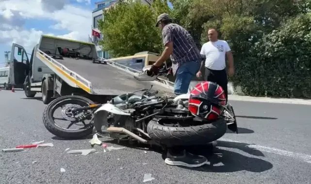 Avcılar'da motosiklet çekiciye çarptı; baba ile oğlu öldü