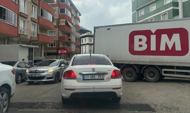 Bilecik’te yol ortasına park ederek trafiği kilitleyen BİM marketlere ait tırın sürücüsüne tepki