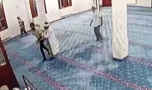 Camide bıçakla kendine zarar vermeye kalktı; imam müdahale ederek engelledi