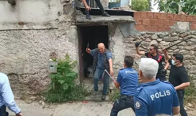 Çöp evini temizletmeyip polisi bıçakladı, &#039;Peygamberim&#039; deyince hastaneye yatırıldı