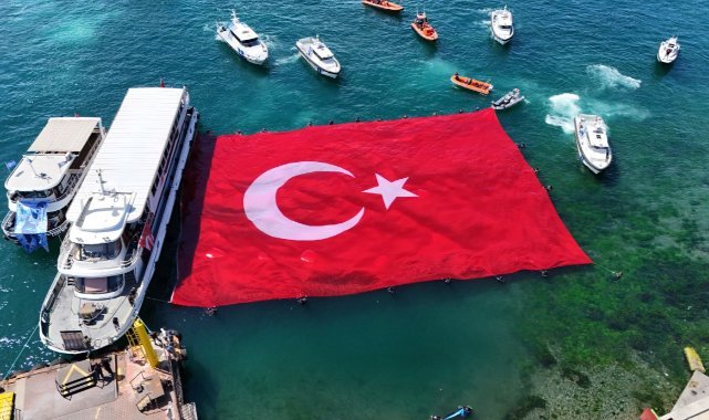 Denizcilik ve Kabotaj Bayramı’nda İstanbul Boğazı’nda dev Türk bayrağı açıldı