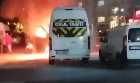 Diyarbakır'da park halindeki öğrenci servisi alev alev yandı