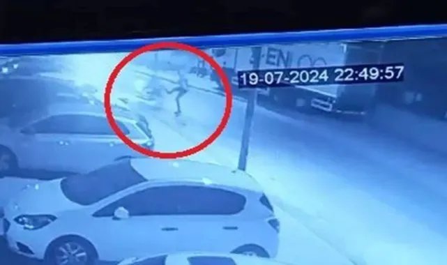Dur ihtarına uymayan ehliyetsiz motosiklet sürücüsü polise çarpıp, yaraladı