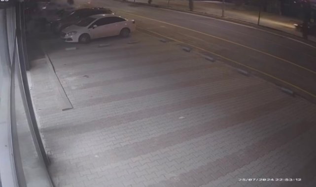 Elazığ’da kontrolden çıkan otomobil park halindeki araçlara çarptı
