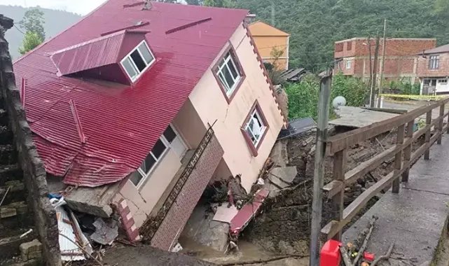 Giresun'da sağanak; 2 katlı ev yan yattı