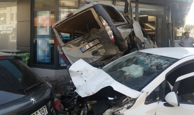 Isparta’da araçlar birbirine girdi, ortalık savaş alanına döndü