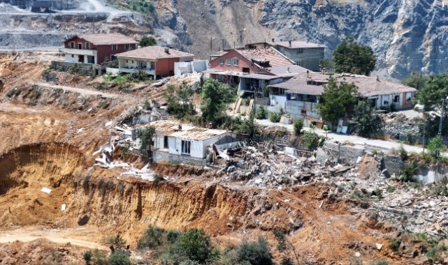 İstanbul’da maden sahasının ortasında kalan mahalleli uçurumun kenarında yaşıyor