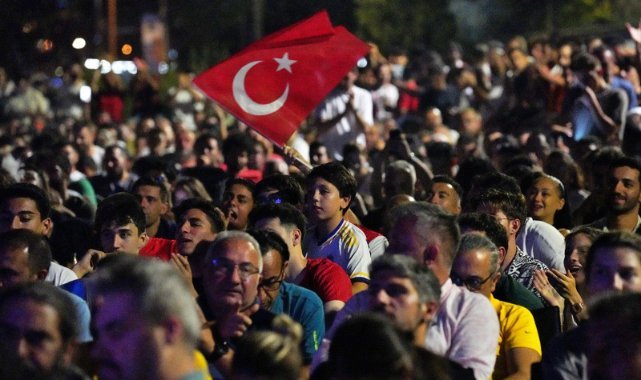 İzmir'in meydanlarında çeyrek final coşkusu