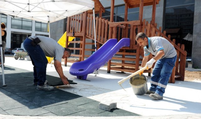 Karşıyaka’da parklar yenileniyor, yeşil doku güçleniyor