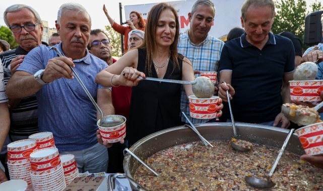 Karşıyakalılar aşurenin bereketini paylaştı