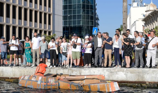 Karton tekneler İzmir Körfezi’nde kıyasıya yarıştı