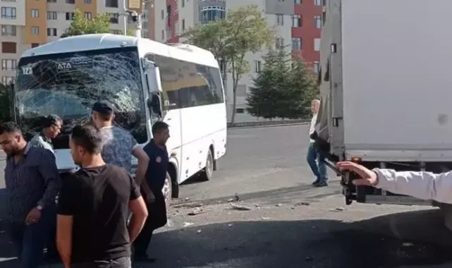 Kayseri'de servis midibüsü ile kamyon çarpıştı: 10 yaralı