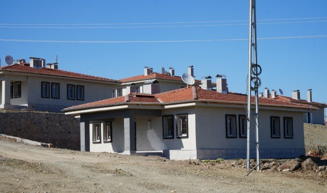 Kilis’te depremzedeler için yapılan köy konutlarının inşası sürüyor