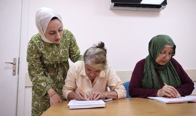 Konak’ta okuma yazma sevgisinin yaşı yok