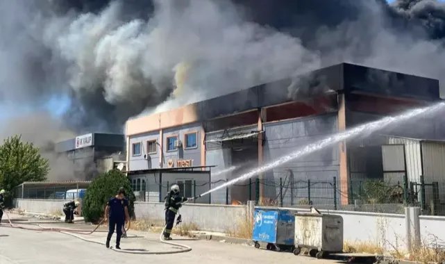 Manisa'da plastik fabrikasında yangın