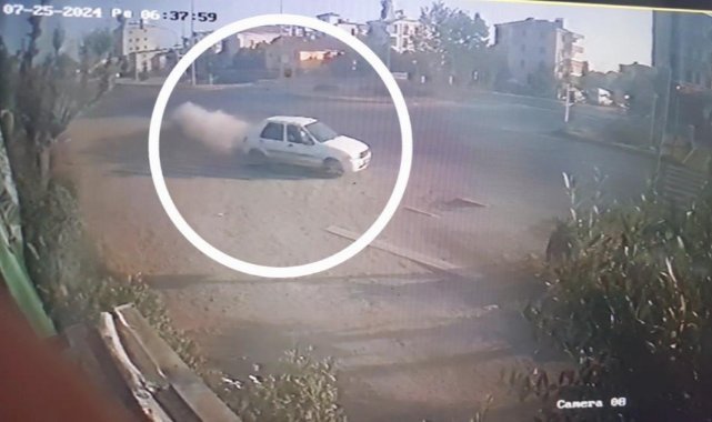 Otomobil durağa çarptı