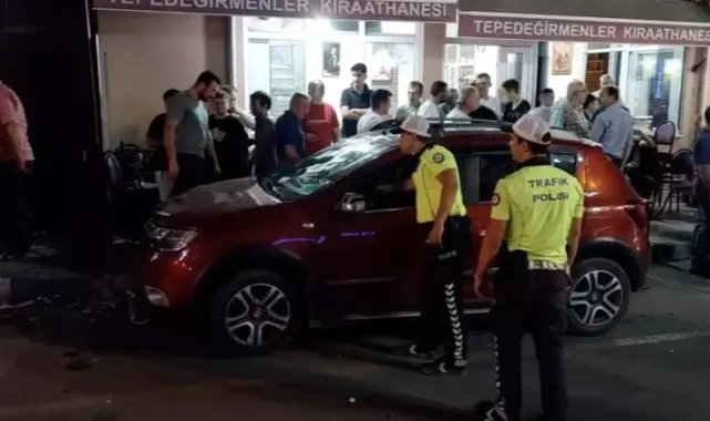 Otomobil, kıraathane önünde oturanların arasına daldı; 11 kişi yaralandı