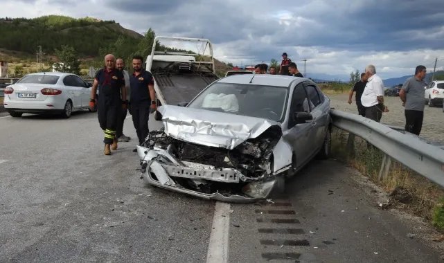 Seyir halinde ters dönen otomobile arsındaki kamyon çarptı; 3 kişi yaralandı