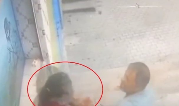Sokak ortasında eşini defalarca yumruklayan erkeği, çevredekiler darbetti; O anlar kamerada