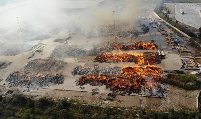 Söke Kipaş Kağıt Fabrikası’ndaki yangın 16 saattir devam ediyor