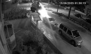 Su tankeri ağaçlar yerine suladığı otomobili pert etti