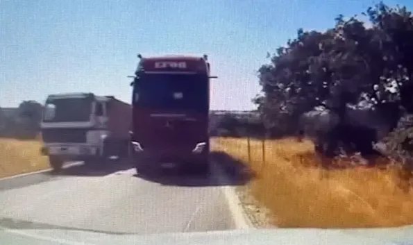 Sürücüsünün hatalı sollama yaptığı TIR, kazaya neden oluyordu