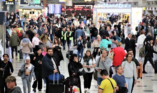 Turizmcilerden uçuşlarda rötar sorununa tepki: ''Turistler, iyi hatıralarla ülkemizden ayrılmıyor"