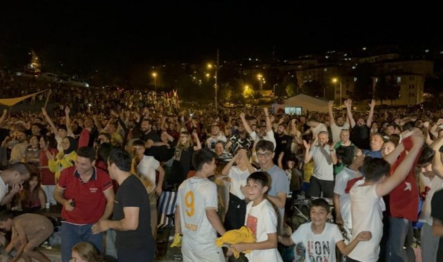 Türkiye EURO 2024'te çeyrek finale yükseldi, taraftarlar sokağa döküldü