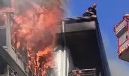 Yangında mahsur kalan çocuk, üzerine su döküp, ıslak bezlerle alevlerden korundu