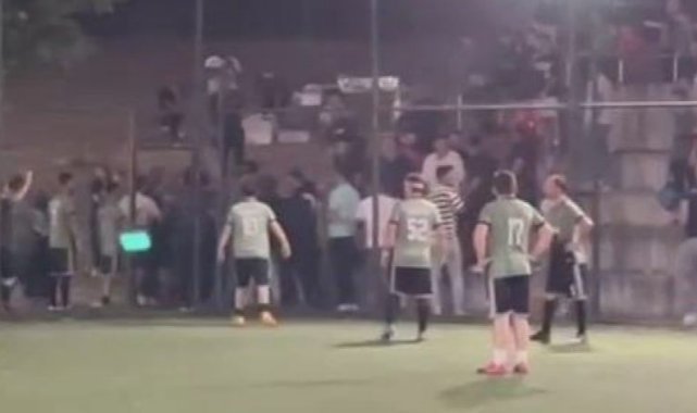 Yeşil saha boks ringine döndü, futbolcular arasında kavga çıktı