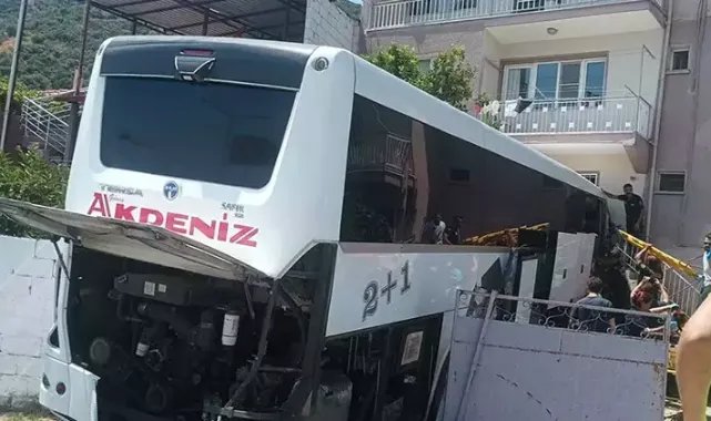 Yolcu otobüsü eve çarptı: 1 ölü, 15 yaralı
