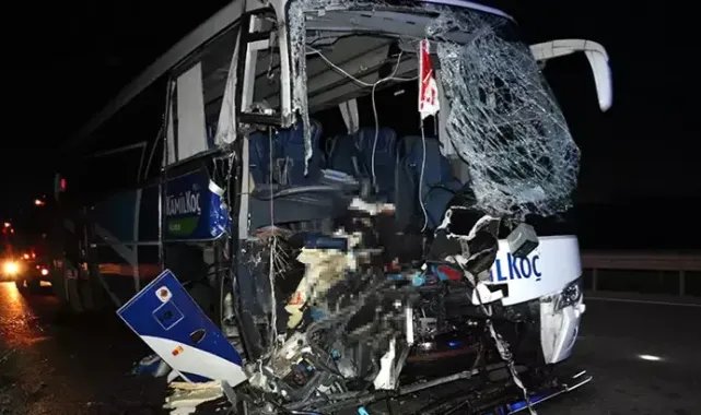 Yolcu otobüsü, yem yüklü kamyona çarptı: 1 ölü, 36 yaralı