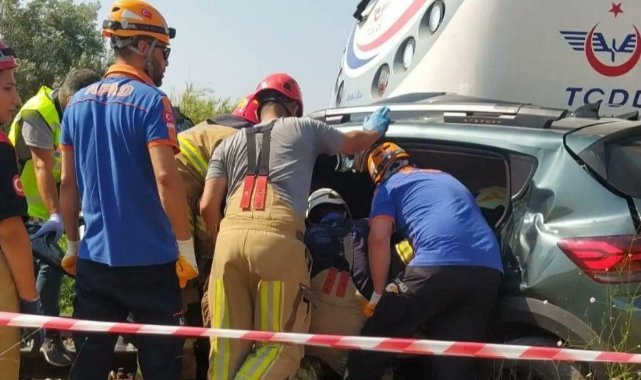 Yolcu treni hemzemin geçitte otomobile çarptı