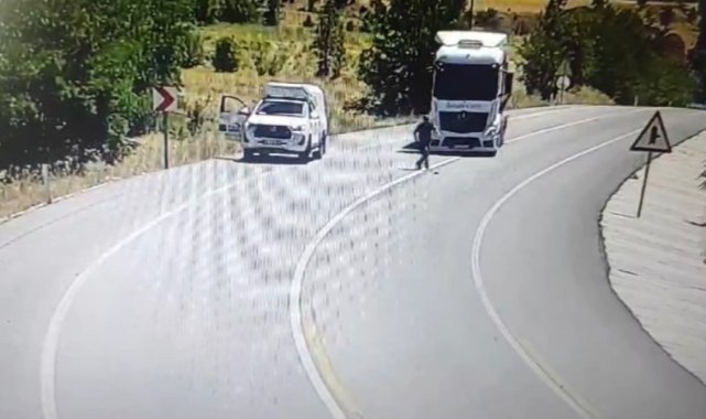 Yolun ortasındaki yaralı serçeyi kurtarmak isterken kamyon çarptı