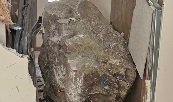 Yusufeli'de kaya düşen ev hasar gördü