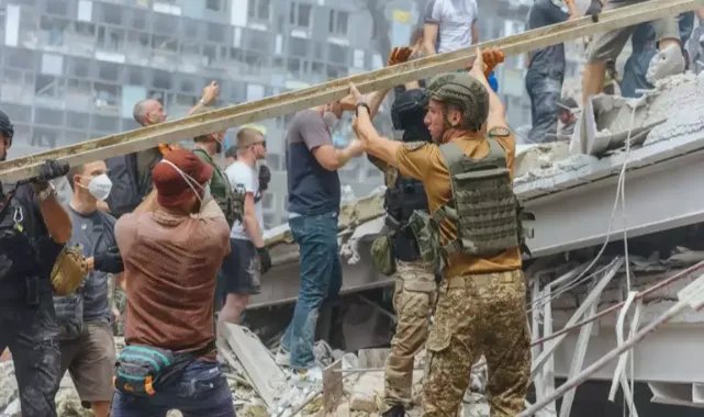 Zelenski: Rusya'nın füze saldırılarında 38 kişi hayatını kaybetti, 190 kişi yaralandı