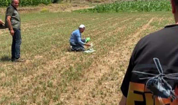 Zorunlu iniş yapan helikopterdeki yangın söndürme ekibini ayranla serinleten köylü kalpleri ısıttı