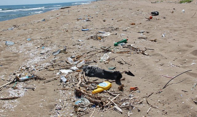 2 kilometrelik kumsal çöple kaplandı