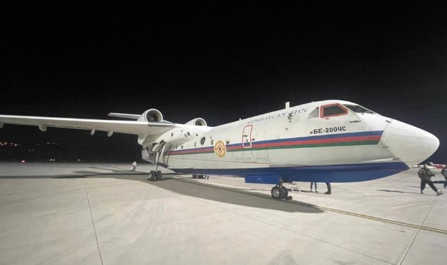 Azerbaycan'ın amfibi uçağı yangınlara müdahale için İzmir'de