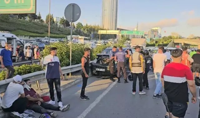 Bağcılar'da arıza yapan aracın yanında bekleyenlere hafif ticari araç çarptı: 2'si ağır 5 yaralı
